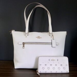 COACH Set Crossgrain Gallery Tote and Laser Cut Floral Zip Wallet in Chalk White